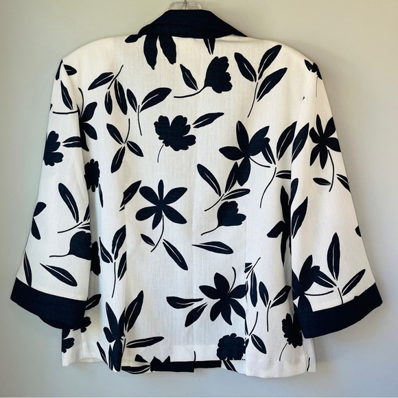 Leslie Belle Petite Navy and White Floral Swing Blazer - Picture 5 of 10